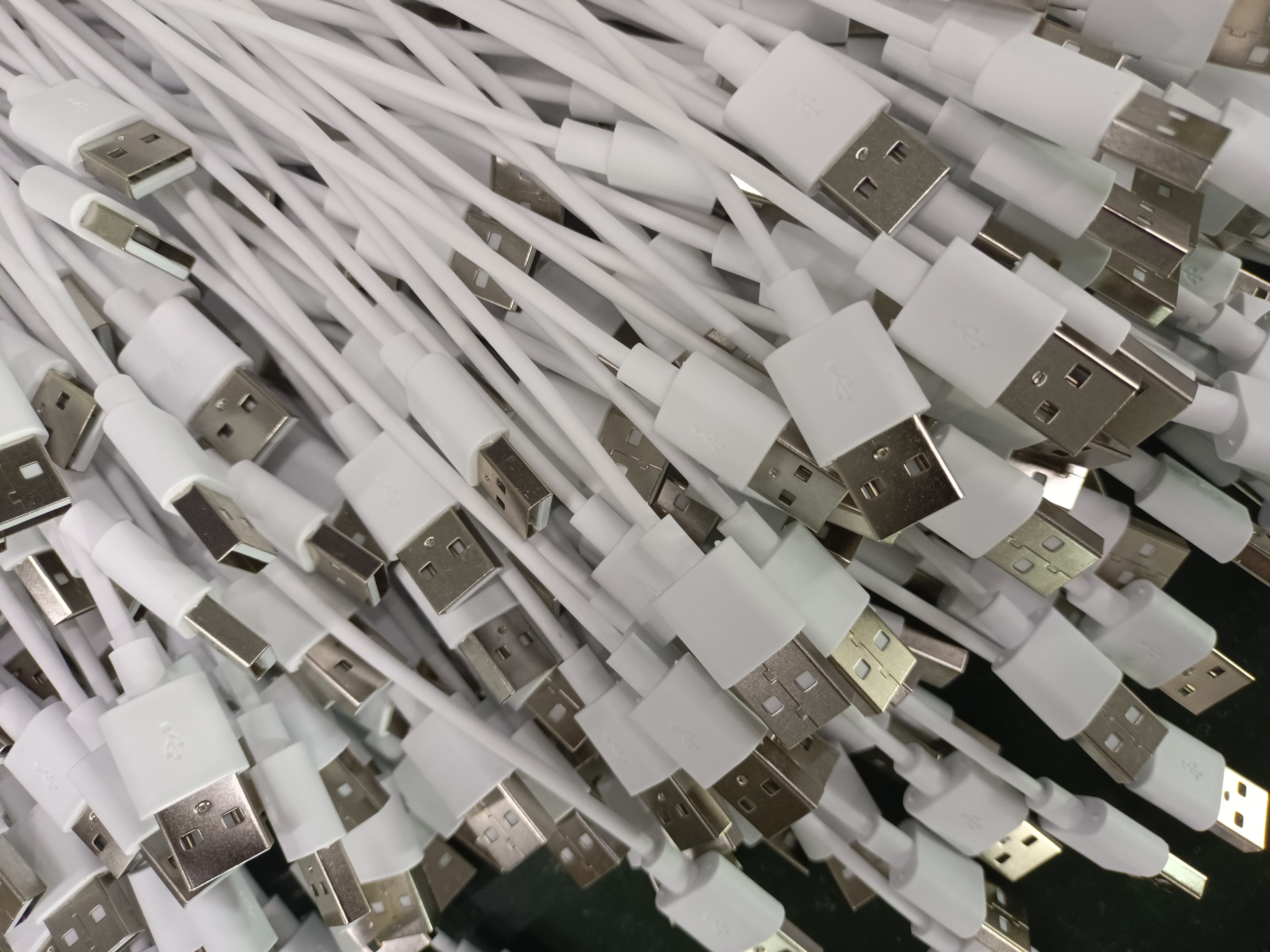 對于USB數據線應該如何選擇？聯鑫德誠定制生產USB數據線